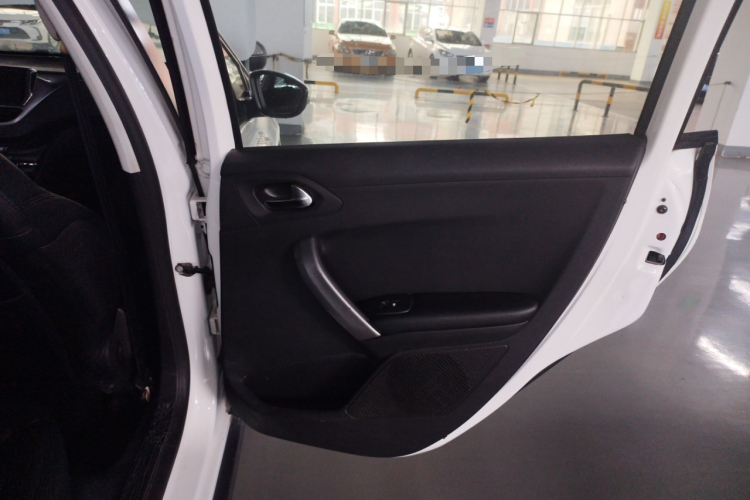 标致2008 2016款 230THP 自动时尚版中控内饰7006