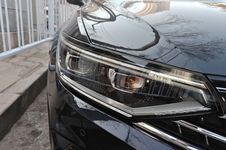 大众 迈腾 2023款 200万辆纪念版 330TSI DSG豪华型车身外观8