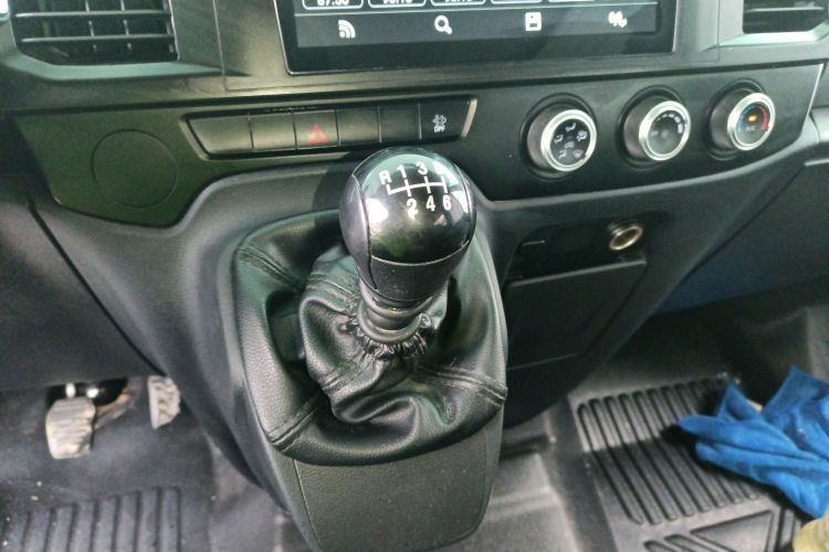 江铃福顺 2022款 2.0T 手动多功能乘用车中轴中高顶6-7座局部细节18