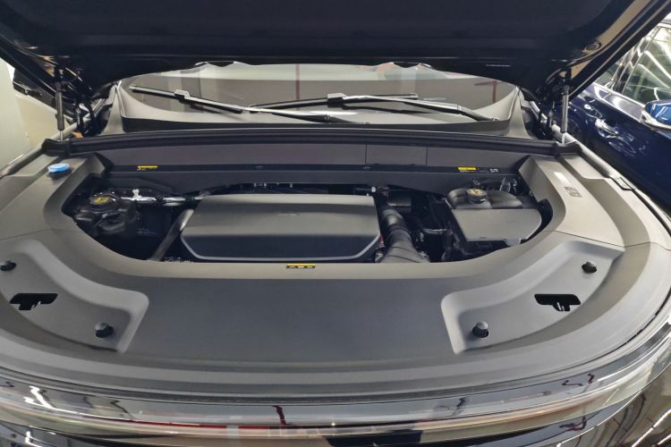 理想汽车 理想L9 2025款 Pro 智能焕新版机舱底盘24