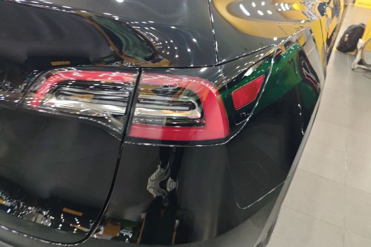 特斯拉 Model Y 2021款 标准续航后驱版车身外观9