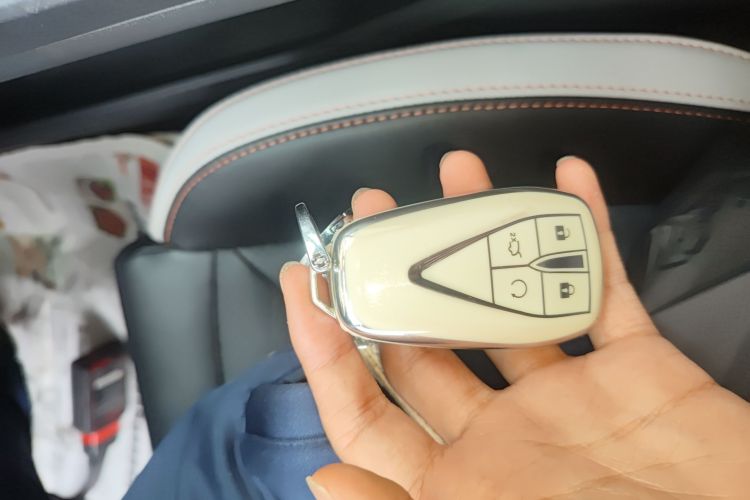 长安UNI-V 2023款 1.5T 尊贵型中控内饰7001