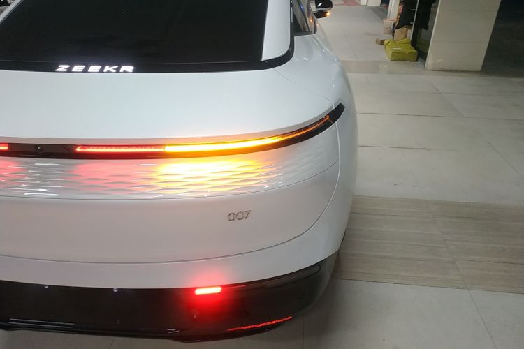 极氪007 2025款 长续航后驱智驾版 100kWh车身外观9