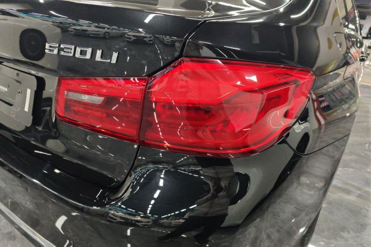 宝马5系 2018款 改款 530Li 领先型 豪华套装车身外观9
