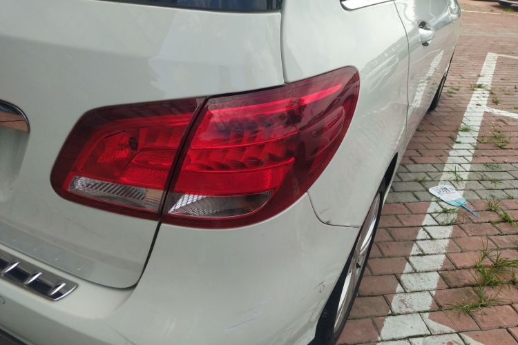 奔驰B级 2017款 B 200 动感型车身外观9