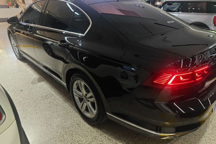 大众 迈腾 2023款 200万辆纪念版 280TSI DSG舒适型车身外观4