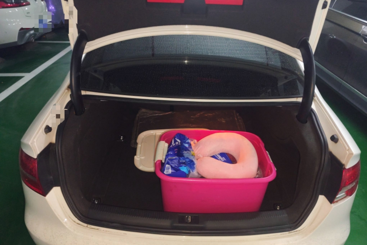 奥迪A4L 2013款 35 TFSI 自动标准型中控内饰23