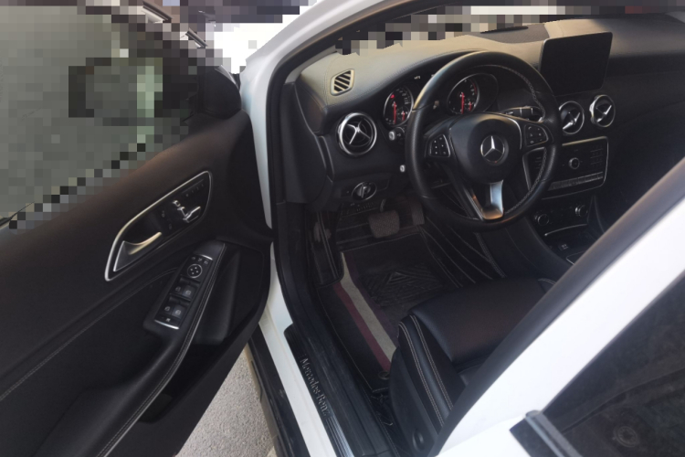 奔驰GLA 2018款 GLA 220 4MATIC 运动型中控内饰7003