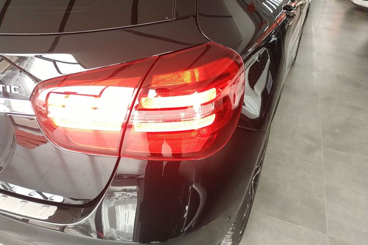 奔驰GLA 2017款 GLA 220 4MATIC 豪华型车身外观9