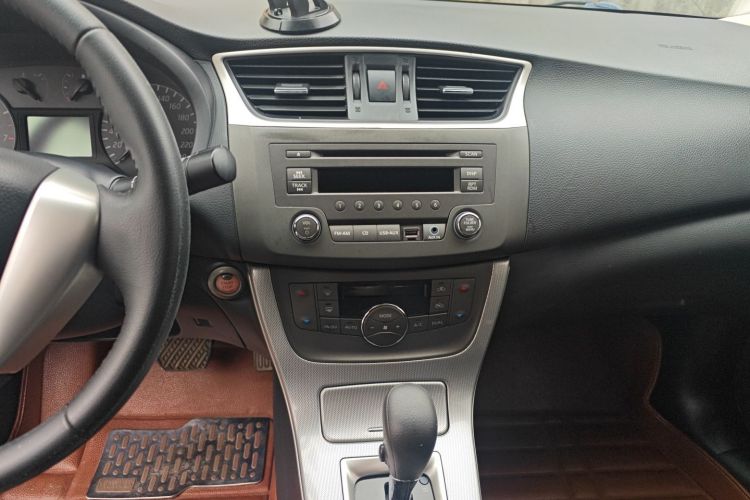 日产 轩逸 2014款 1.6XV CVT尊享版中控内饰16