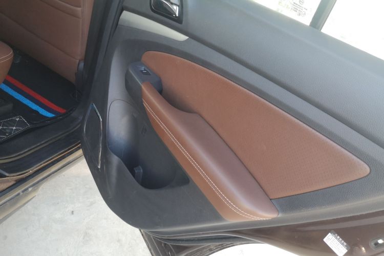 比亚迪S7 2015款 2.0T 升级版 自动尊贵型中控内饰45