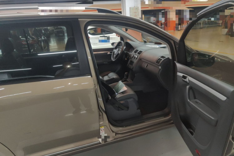 大众 途安 2015款 1.4T DSG舒适版5座局部细节9005