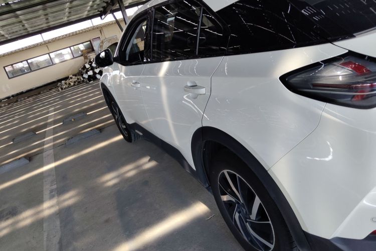 哪吒汽车 哪吒U 2021款 Pro 400 巡航版车身外观4