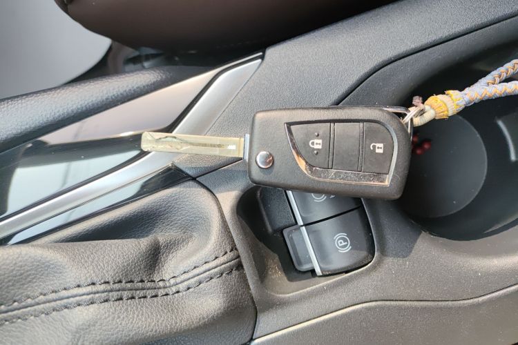 丰田 锋兰达 2023款 2.0L CVT精英版中控内饰7001