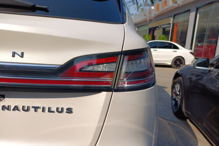 林肯 航海家 2021款 2.0T 四驱尊享版车身外观9