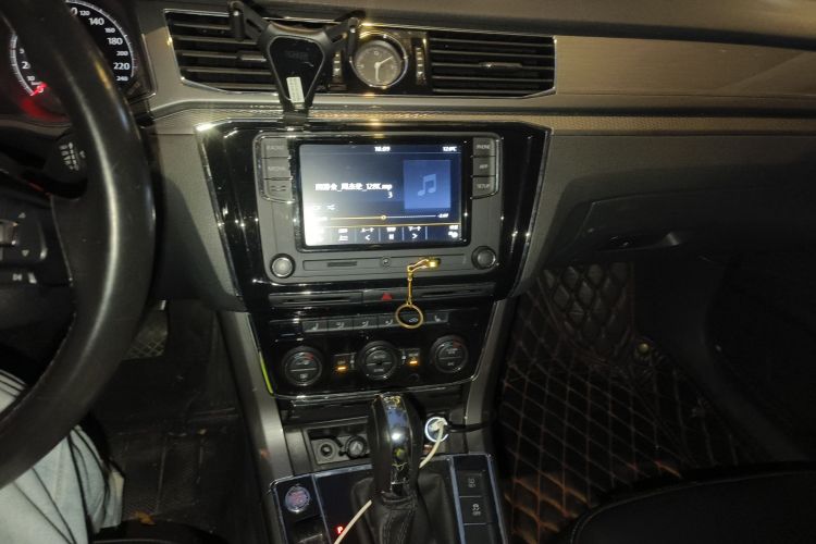 大众 帕萨特 2017款 330TSI DSG尊荣版中控内饰16