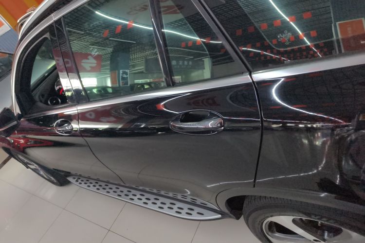 奔驰GLC 2017款 GLC 300 4MATIC 动感型车身外观4