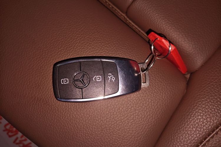 奔驰GLB 2024款 GLB 220 4MATIC中控内饰7001