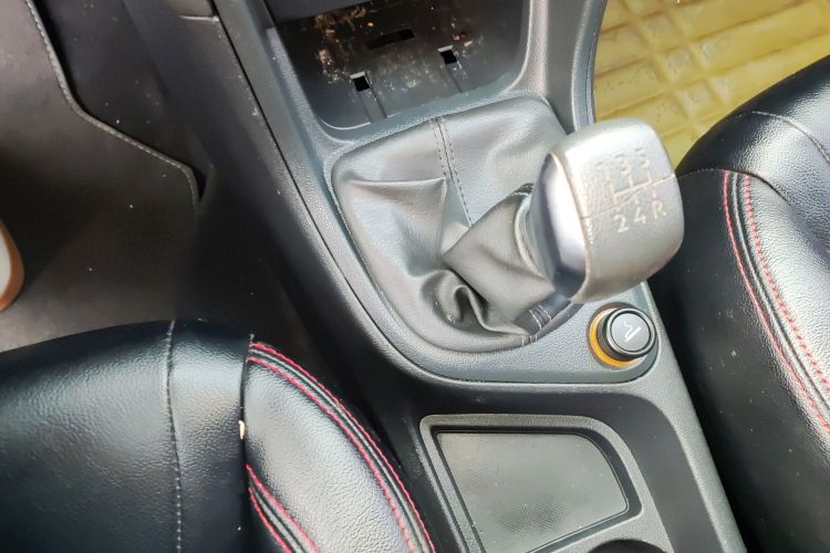 标致308 2014款 乐享版 经典 1.6L 手动优尚型中控内饰18