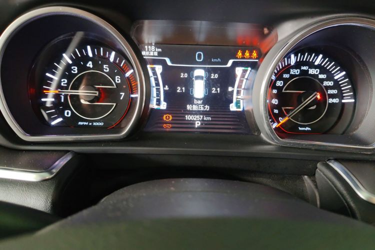 Jeep 大指挥官 2020款 2.0T 两驱精英版中控内饰14