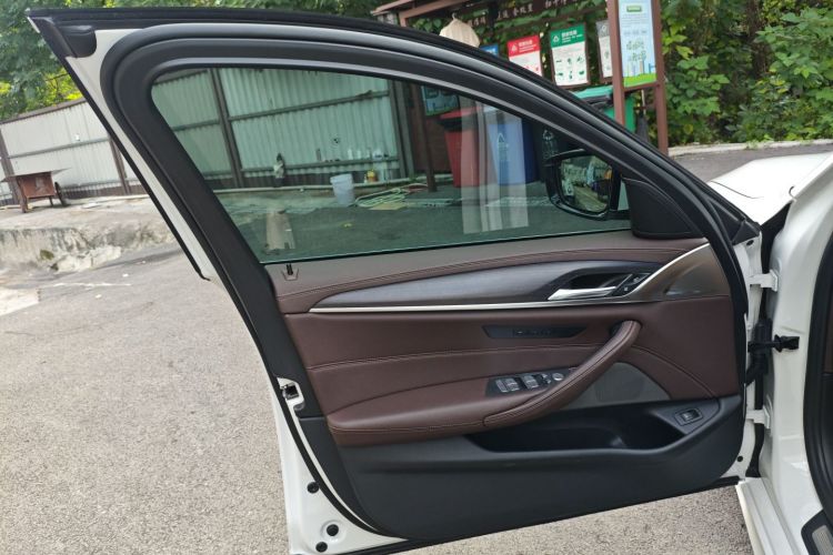 宝马5系 2021款 改款 530Li 领先型 M运动套装中控内饰7007