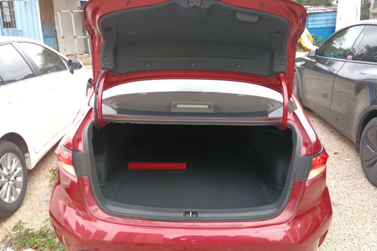 丰田 雷凌 2019款 185T CVT运动版 国VI机舱底盘23