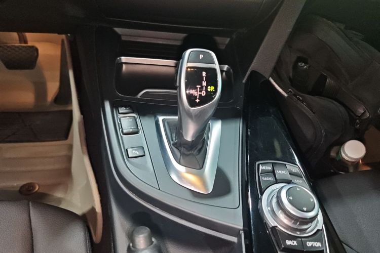 宝马3系 2017款 320Li M运动型中控内饰18