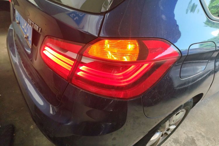 宝马2系旅行车 2016款 218i 领先型车身外观9