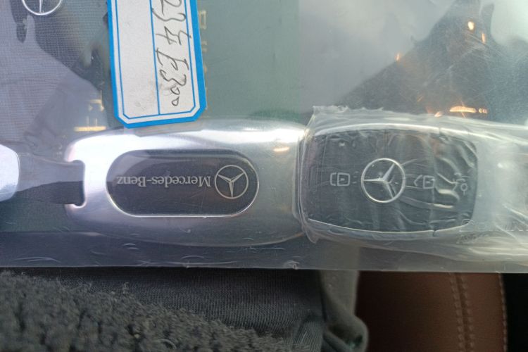 奔驰E级 2023款 E 300 L 时尚型中控内饰11