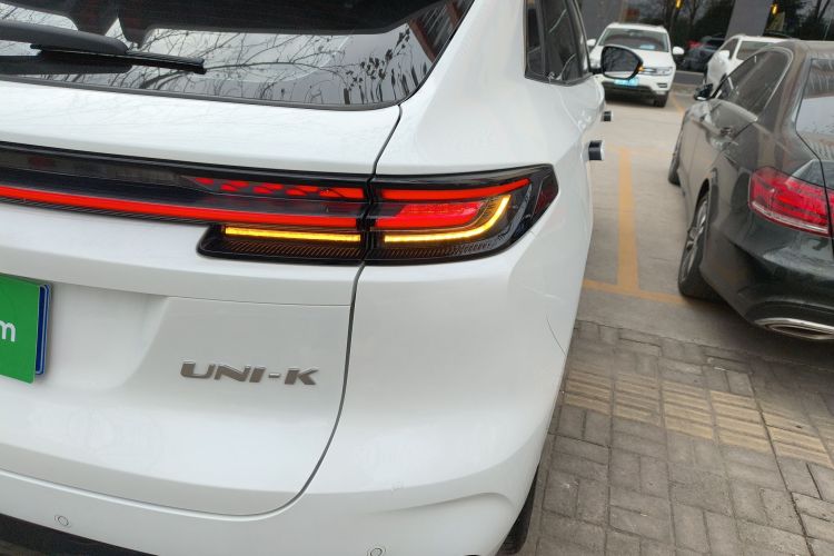 长安UNI-K 2023款 2.0T 两驱悦领型车身外观9