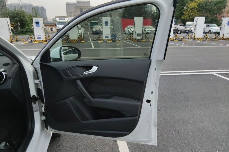 奥迪A1 2014款 30 TFSI Sportback时尚型中控内饰7005