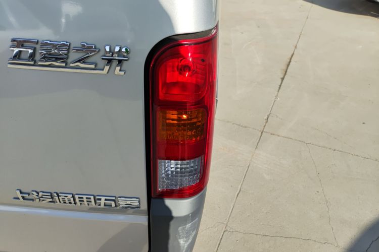 五菱汽车 五菱之光 2023款 1.5L 实用型 5/7座车身外观9