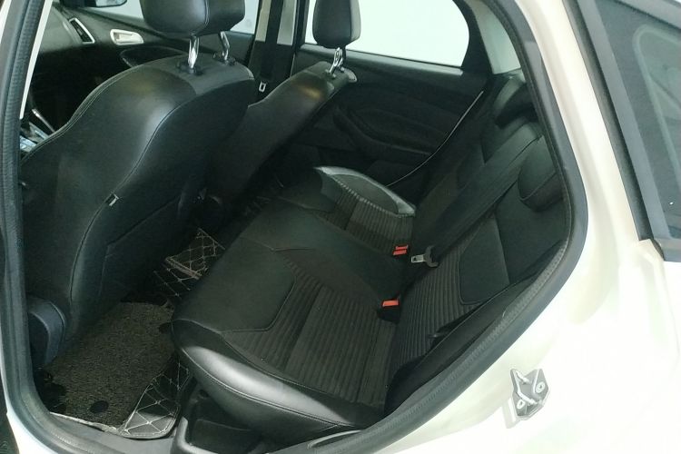 福特 福克斯 2015款 两厢 1.6L 自动风尚型中控内饰21