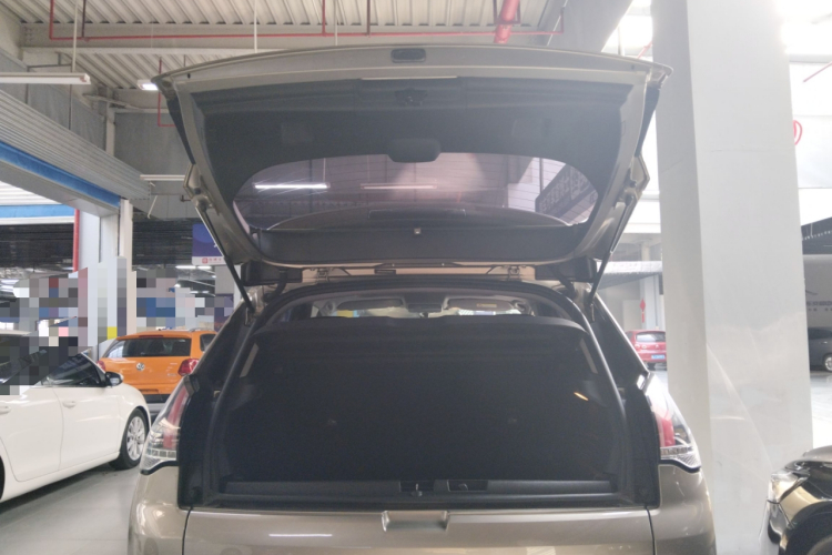 标致3008 2016款 2.0L 自动标准版机舱底盘23