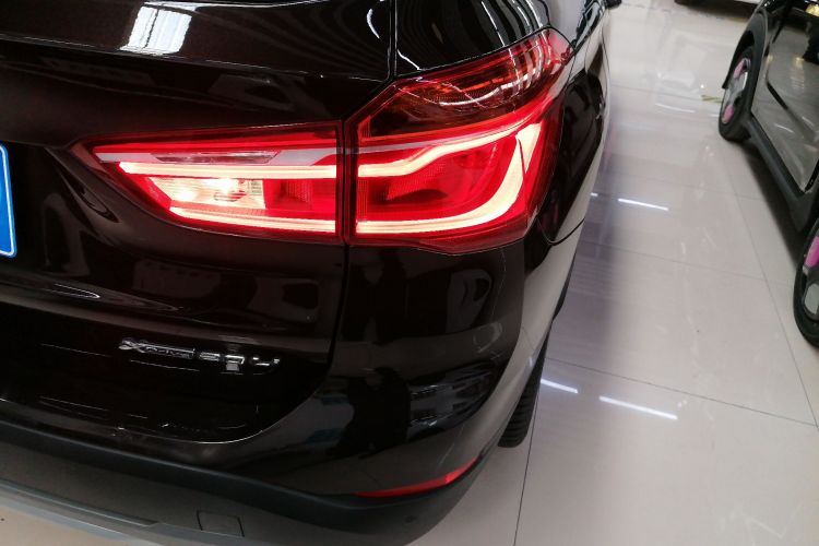 宝马X1 2019款 xDrive20Li 尊享型车身外观9