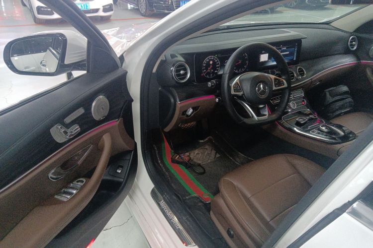奔驰E级 2016款 E 300 L 运动豪华型中控内饰20