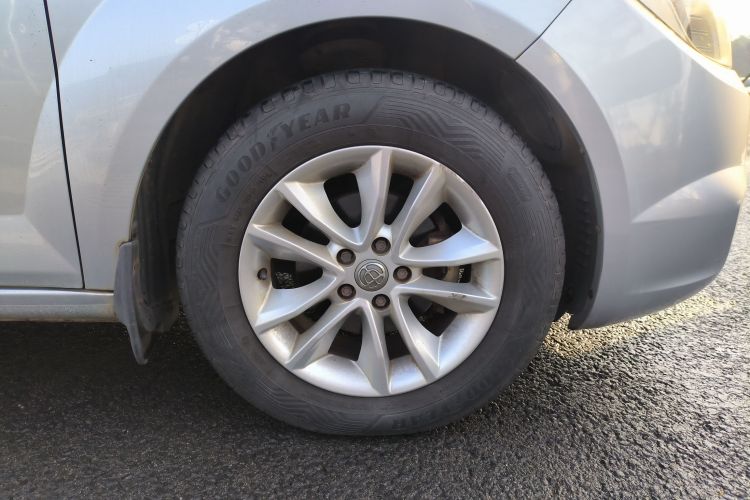 中华H330 2013款 1.5L 手动舒适型车身外观10