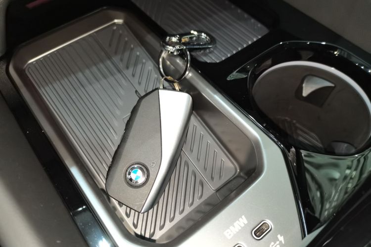 宝马5系 2025款 530Li 领先型 M运动套装中控内饰7001