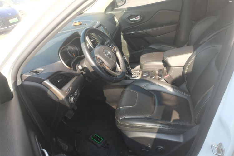 Jeep 自由光 2017款 2.0L 优越版中控内饰19