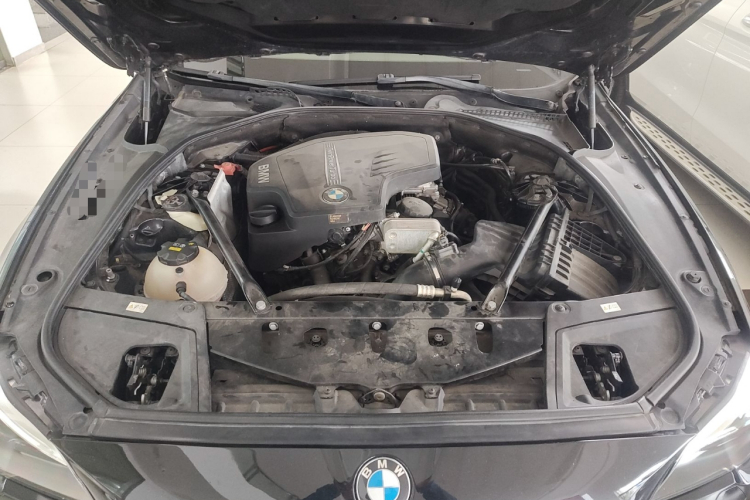 宝马5系 2014款 525Li 豪华设计套装机舱底盘24