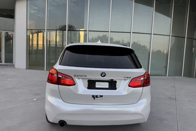 宝马2系旅行车 2016款 218i 时尚型车身外观6