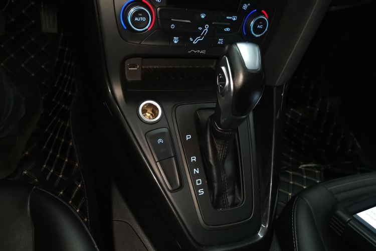 福特 福克斯 2015款 三厢 EcoBoost 125 自动超能风尚型局部细节18