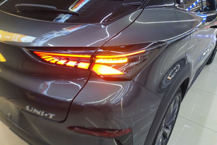 长安UNI-T 2020款 1.5T 旗舰型车身外观6006