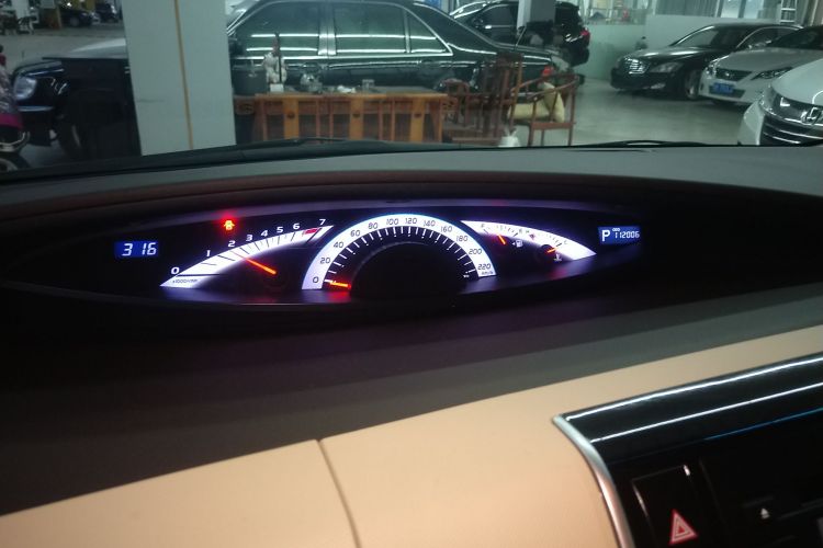 丰田 普瑞维亚  2.4L 7人座豪华版中控内饰14