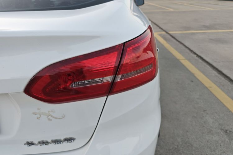 福特 福克斯 2018款 三厢经典 1.6L 自动舒适型智行版车身外观9