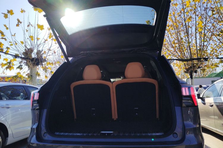 领克09 EM-P 2023款 2.0TD EM-P 远航版PM 七座机舱底盘23