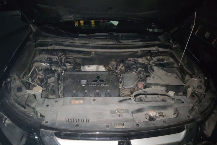 三菱 欧蓝德 2018款 2.4L 四驱精英版 5座局部细节24