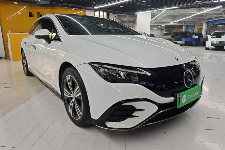 奔驰EQE 2022款 350 豪华版车身外观3
