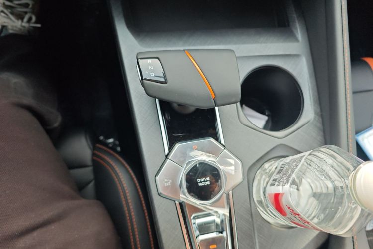 长安UNI-V 2024款 1.5T 尊贵型中控内饰18