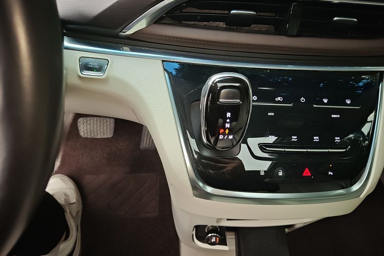 别克GL8 2021款 陆上公务舱 652T 豪华型中控内饰18
